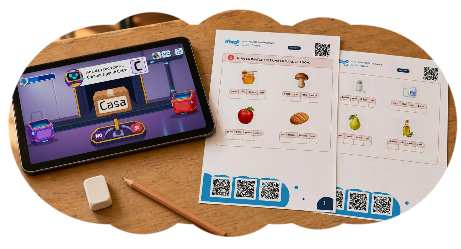 Tableta con una actividad de lectura de NLab junto a dos fichas de papel personalizadas con código QR, sobre un pupitre