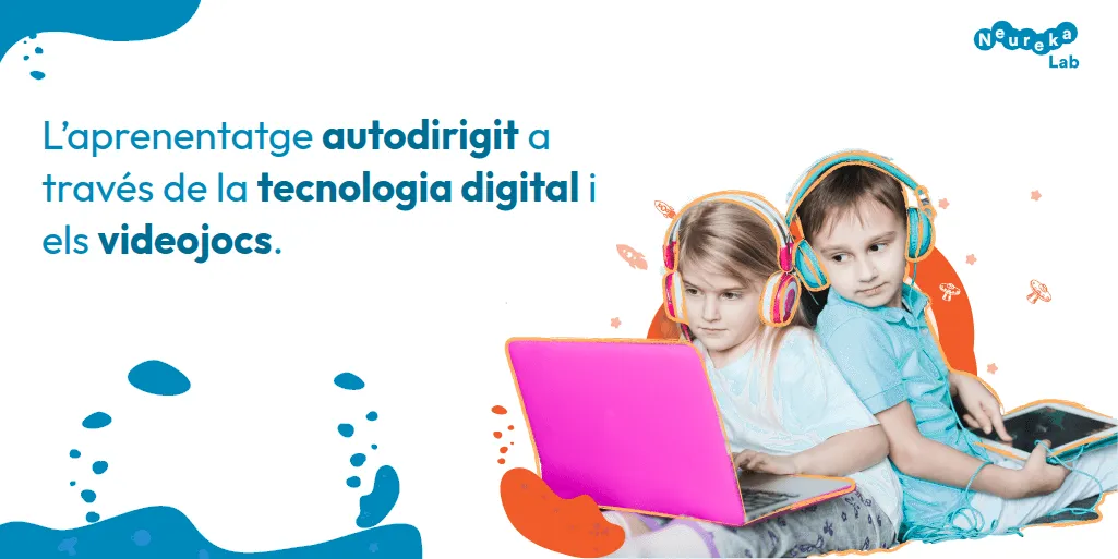 Dos infants amb auriculars fent servir un portàtil i una tauleta; títol sobre l’aprenentatge autodirigit i els videojocs