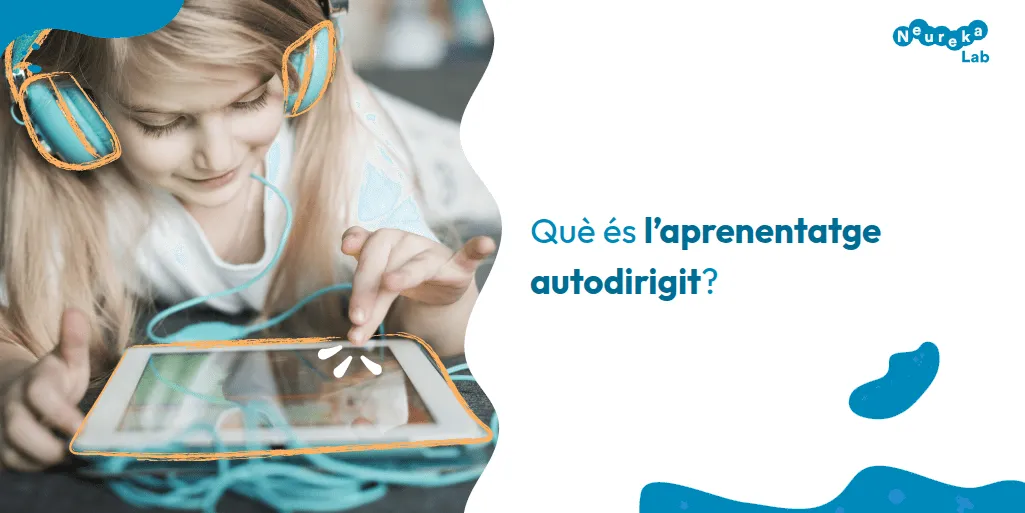 Nena amb auriculars tocant una tauleta; pregunta: què és l’aprenentatge autodirigit?