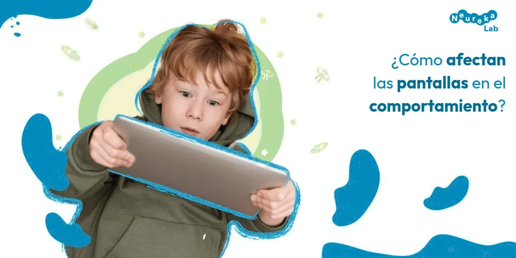 Niño sorprendido sosteniendo una tableta; pregunta: ¿cómo afectan las pantallas en el comportamiento?