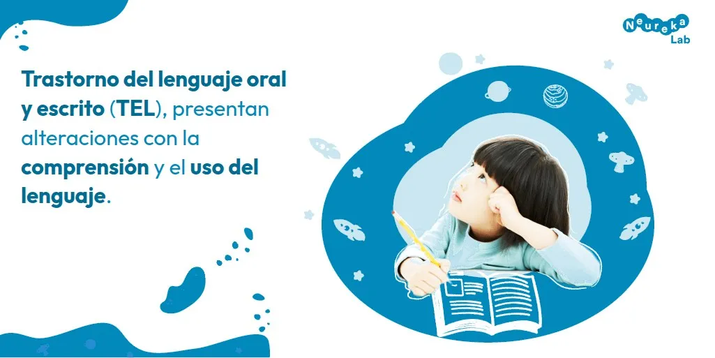 Niño pensativo con lápiz y cuaderno abierto; el TEL conlleva alteraciones en la comprensión y el uso del lenguaje.