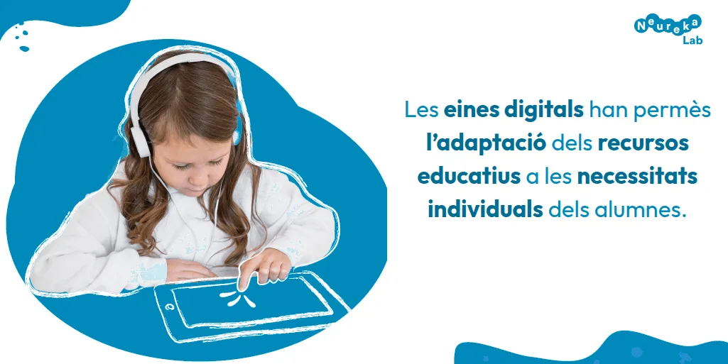 Nena amb auriculars fent servir una tauleta; cita sobre l’adaptació dels recursos educatius a les necessitats individuals