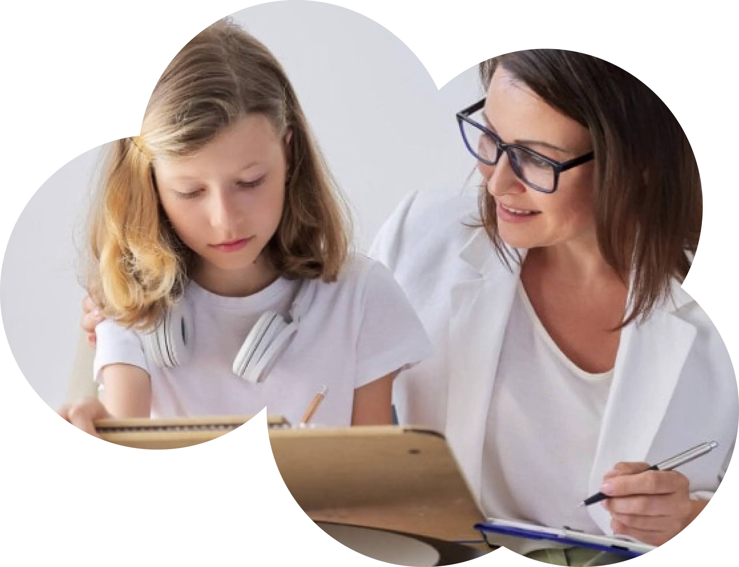 Profesional realizando una evaluación psicopedagógica a una niña
