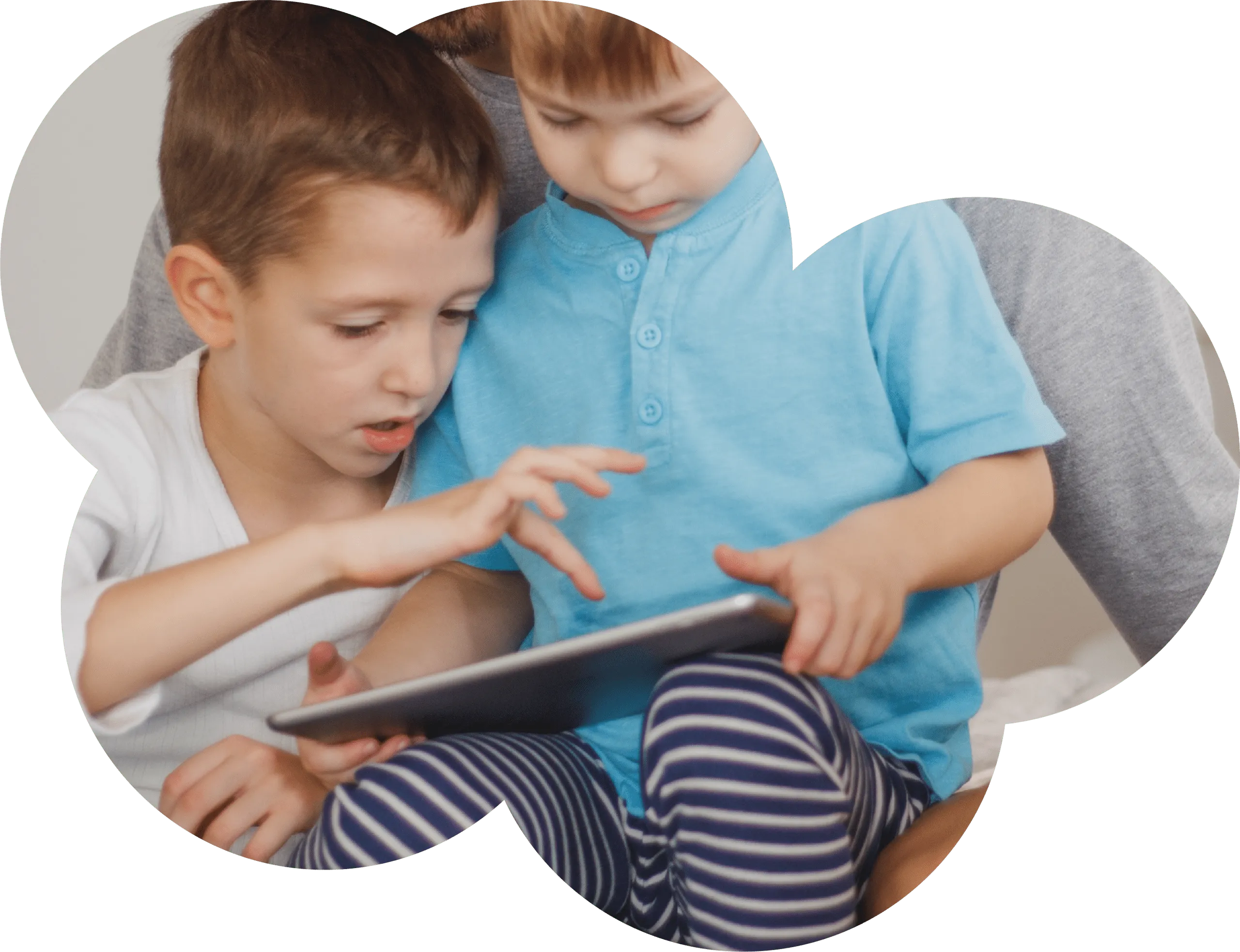 Niños realizando actividades de evaluación con una tableta