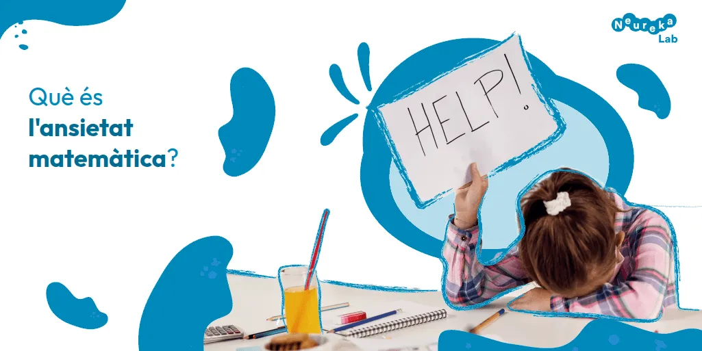 Nena abatuda sobre l’escriptori alçant un cartell de «HELP!»; què és l’ansietat matemàtica.